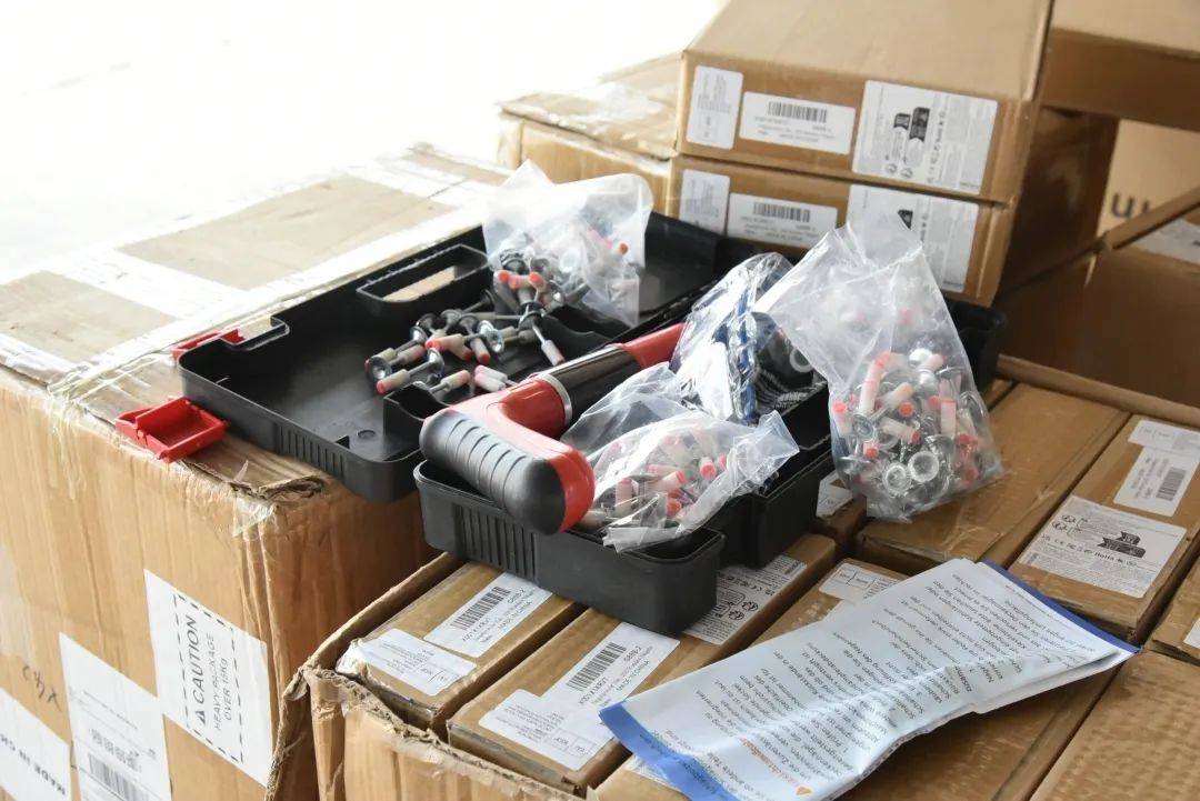 黄埔海关查获19800枚“爆炸式铆钉”尾部装有火药