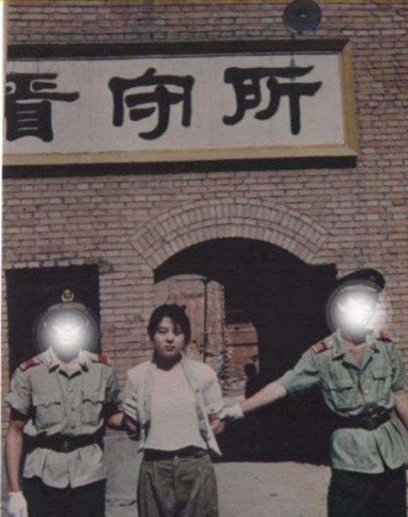 女囚犯1993年脚镣被解放3名法警搀扶出狱